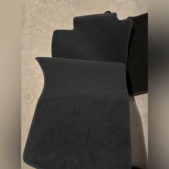 NWT - Audi Q3 Floor Mats and Cargo Net - Picture 3 of 3